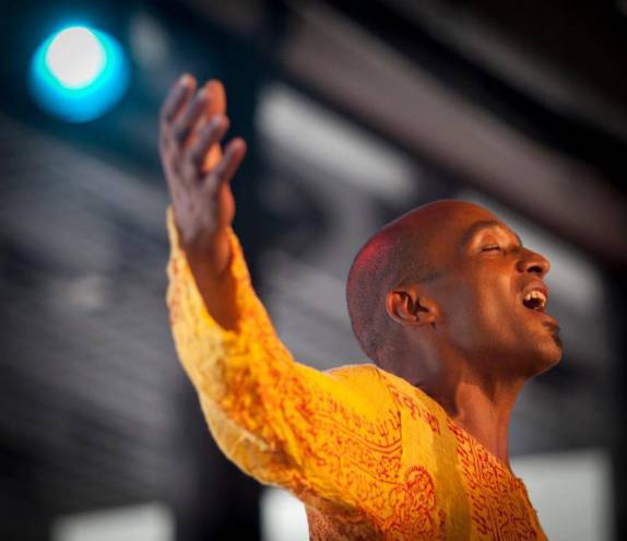 Um verdadeiro show de música e performance de Rubi (Foto de Divulgação - Internet)